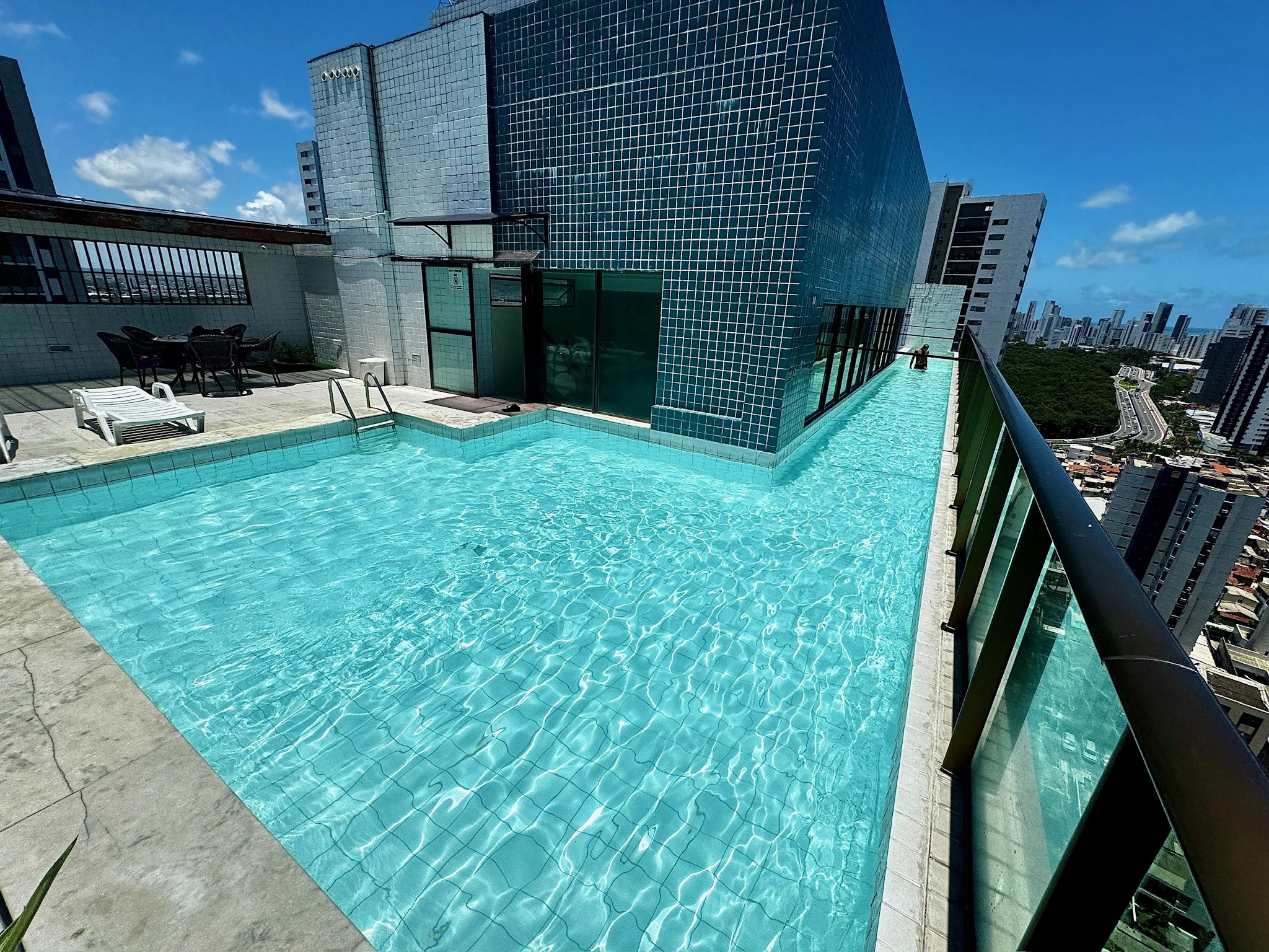 Piscina com vista do Golden View em Boa Viagem